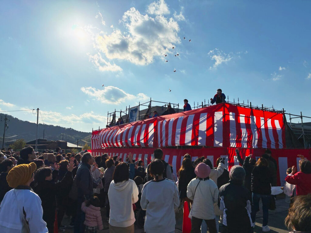 きど整形外科クリニック餅まきの様子